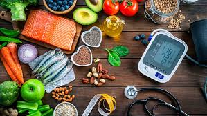 L'hypertension artérielle (HTA) est souvent qualifiée de "tueur silencieux". Elle se caractérise par une pression trop élevée du sang contre les parois des artères, ce qui fatigue le cœur et fragilise les vaisseaux. À long terme, elle peut entraîner des complications graves. Si les traitements conventionnels sont courants, chercher comment traiter naturellement l'hypertension artérielle est une solution durable pour ceux qui souhaitent agir sur les causes profondes sans subir d'effets secondaires lourds.