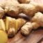 Le gingembre (Zingiber officinale) est une plante vivace tropicale dont on consomme le rhizome (la partie souterraine). Célèbre dans le monde entier pour sa saveur piquante et intensément aromatique, il s'impose également comme l'un des piliers majeurs des médecines traditionnelles africaines et asiatiques. Qualifié de véritable 