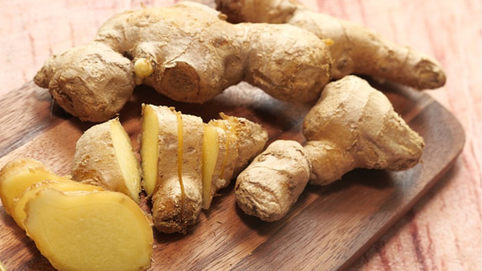 Le gingembre (Zingiber officinale) est une plante vivace tropicale dont on consomme le rhizome (la partie souterraine). Célèbre dans le monde entier pour sa saveur piquante et intensément aromatique, il s'impose également comme l'un des piliers majeurs des médecines traditionnelles africaines et asiatiques. Qualifié de véritable "panacée" (remède universel), il intervient dans de nombreuses préparations pour réveiller les organismes fatigués. Lorsque l'on cherche à exploiter les multiples bienfaits du gingembre pour se soigner, l'accompagnement d'un expert permet d'en maîtriser les dosages et les meilleures associations.