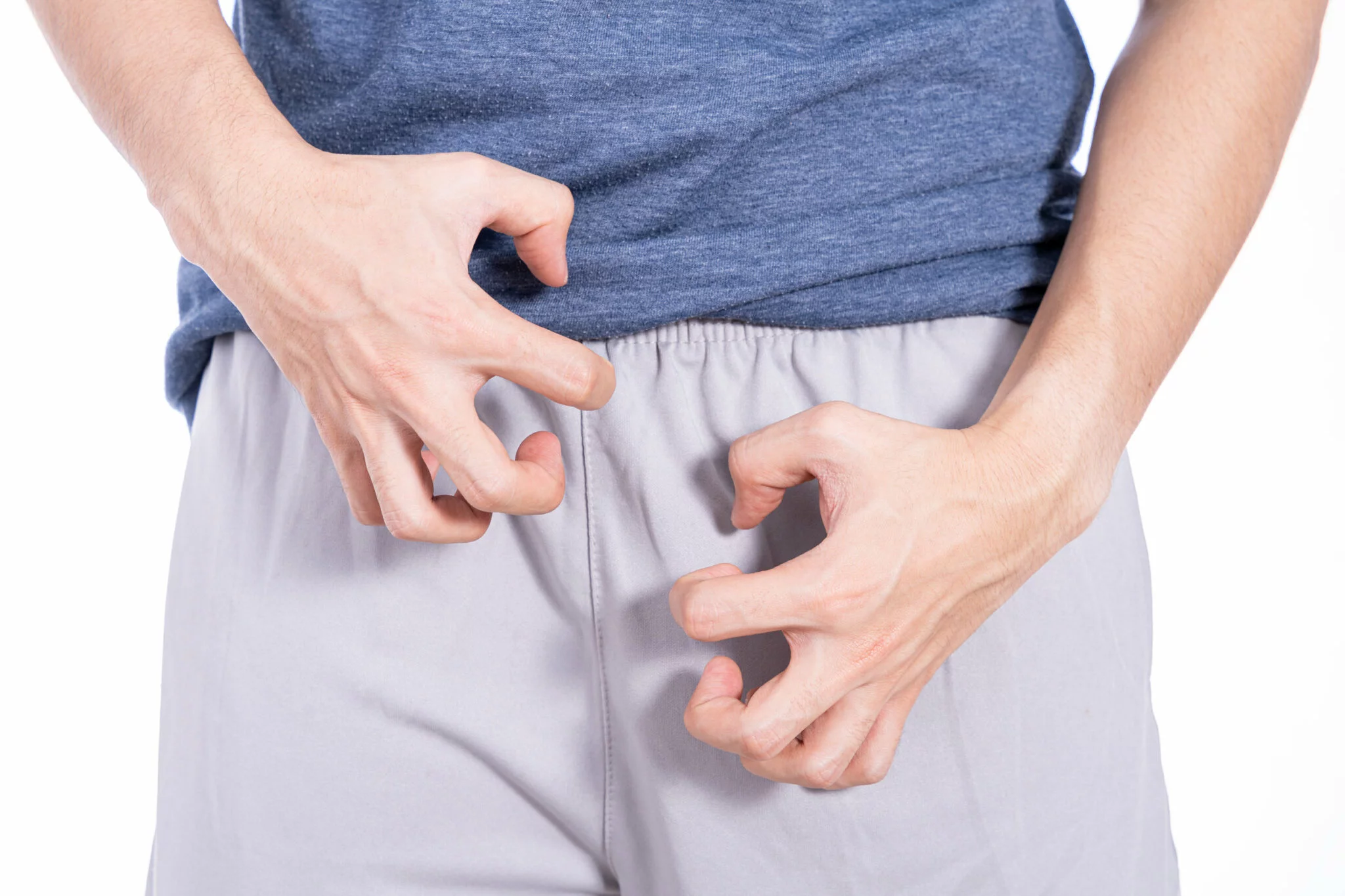 La gonococcie, communément appelée chaude-pisse ou blennorragie, est une Infection Sexuellement Transmissible (IST) causée par la bactérie Neisseria gonorrhoeae. Elle se manifeste par des brûlures intenses lors de la miction, des écoulements purulents jaunâtres ou verdâtres par le pénis ou le vagin, et des douleurs abdominales. Face à cette infection bactérienne douloureuse, de nombreuses personnes cherchent comment traiter la gonococcie naturellement afin de soulager les symptômes et purifier les voies urinaires.