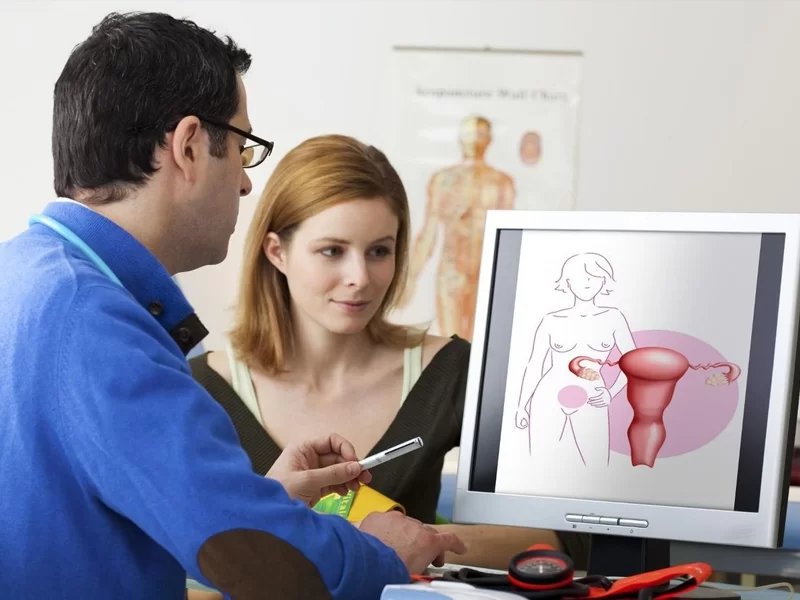 Le syndrome de Mayer-Rokitansky-Küster-Hauser (MRKH) est une forme d'aplasie utéro-vaginale congénitale. Découvert le plus souvent à l'adolescence en raison de l'absence de règles (aménorrhée primaire), ce syndrome représente un choc émotionnel et un bouleversement immense pour les jeunes femmes. Bien que l'absence d'utérus et d'une partie du vagin soit irréversible, les femmes touchées possèdent des ovaires parfaitement fonctionnels qui produisent des hormones normales. Chercher comment accompagner le syndrome de mayer rokitansky de manière globale permet de soutenir sa santé hormonale et d'apaiser les tensions corporelles.