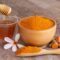 Dans l’univers de la médecine par les plantes, associer deux remèdes d'exception permet souvent de démultiplier leurs pouvoirs guérisseurs. L'alliance du curcuma (Curcuma longa) et du miel pur en est le parfait exemple. Surnommé « l'antibiotique d'or » dans les traditions thérapeutiques anciennes, ce mélange 100 % naturel est utilisé depuis des siècles pour fortifier l'organisme sans agresser la flore intestinale. Lorsque l'on cherche à exploiter les bienfaits du curcuma et miel pour préserver sa santé, l'approche et les conseils d'un expert de la pharmacopée sont essentiels pour garantir la pureté des ingrédients.