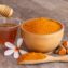 Dans l’univers de la médecine par les plantes, associer deux remèdes d'exception permet souvent de démultiplier leurs pouvoirs guérisseurs. L'alliance du curcuma (Curcuma longa) et du miel pur en est le parfait exemple. Surnommé « l'antibiotique d'or » dans les traditions thérapeutiques anciennes, ce mélange 100 % naturel est utilisé depuis des siècles pour fortifier l'organisme sans agresser la flore intestinale. Lorsque l'on cherche à exploiter les bienfaits du curcuma et miel pour préserver sa santé, l'approche et les conseils d'un expert de la pharmacopée sont essentiels pour garantir la pureté des ingrédients.
