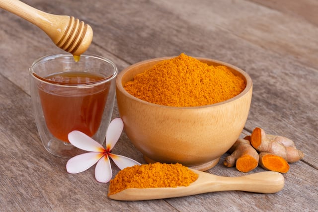 Dans l’univers de la médecine par les plantes, associer deux remèdes d'exception permet souvent de démultiplier leurs pouvoirs guérisseurs. L'alliance du curcuma (Curcuma longa) et du miel pur en est le parfait exemple. Surnommé « l'antibiotique d'or » dans les traditions thérapeutiques anciennes, ce mélange 100 % naturel est utilisé depuis des siècles pour fortifier l'organisme sans agresser la flore intestinale. Lorsque l'on cherche à exploiter les bienfaits du curcuma et miel pour préserver sa santé, l'approche et les conseils d'un expert de la pharmacopée sont essentiels pour garantir la pureté des ingrédients.